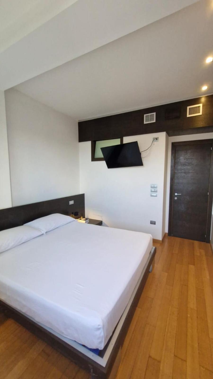 Attico Reale - In Centro, Tra Stazione E Bari Vecchia Apartamento Exterior foto